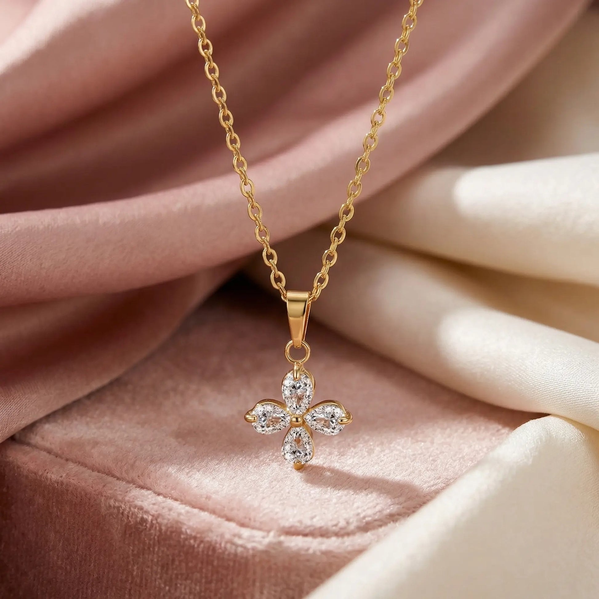 Dalmatian Luxe Necklace | 18K Χρυσό Λευκά Ζιργκόν Ατσάλι 316L κρεμαστό με σχέδιο τετράφυλλου τριφυλλιού, χειροποίητο κομψό γυναικείο κόσμημα από premium υλικά.
